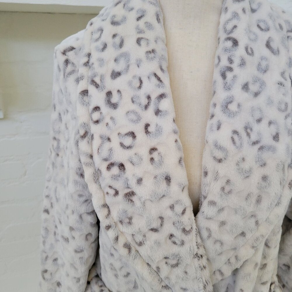 Noire Jasmine Rose Womens Bathrobe Medium White Gray Cheetah Leopard Long Sleeve - Picture 2 of 9